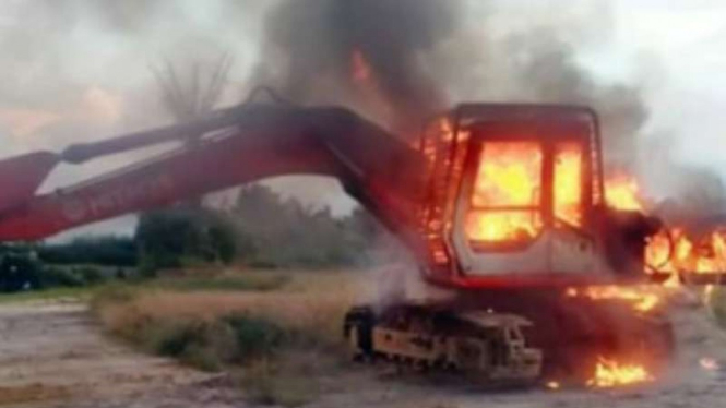 Warga Merangin bakar ekskavator penambangemas ilegal.