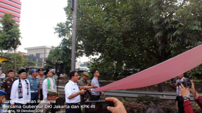 Giat penertiban reklame oleh Gubernur DKI Jakarta, Anies Baswedan.