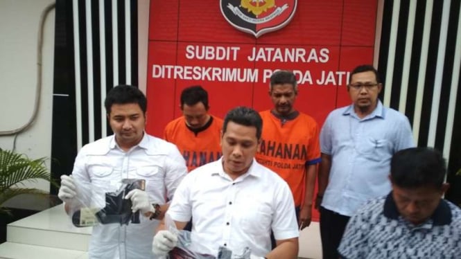 Polisi menunjukkan dua tersangka penipuan bermodus penggandaan uang 