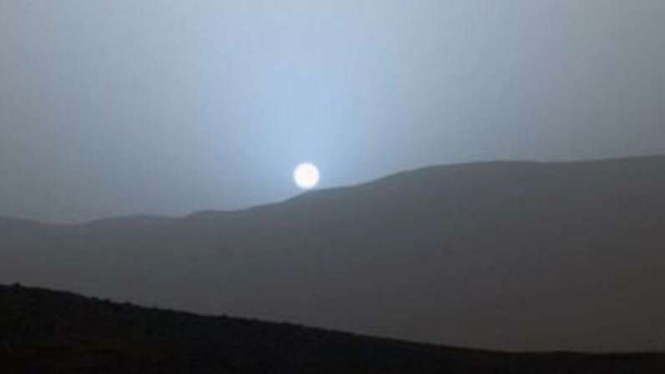 Matahari warna biru di Planet Mars.