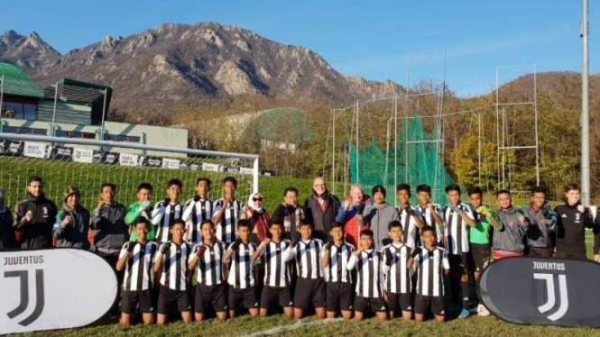 Para siswa SMP juara Gala Siswa Indonesia berlatih di Akademi Juventus