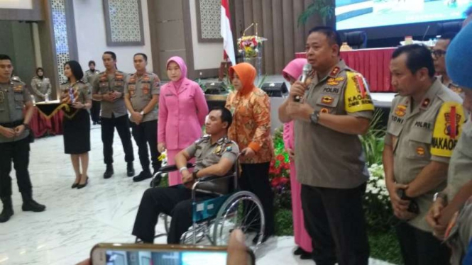 Bripka Andreas Dwi Anggoro, polisi korban teror ketapel kelompok radikal, saat menerima penghargaan di Markas Polda Jatim, Surabaya, pada Jumat, 30 November 2018.
