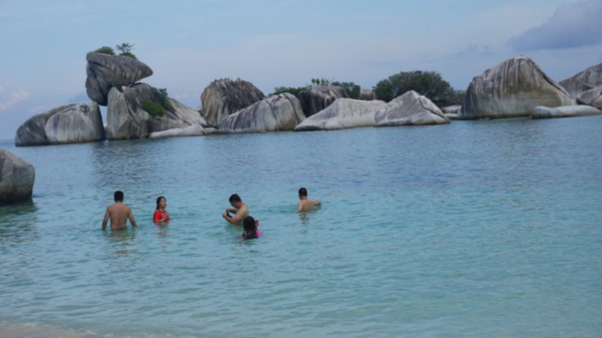Berenang di Pulau Kelayang