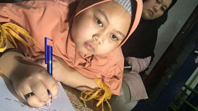 Balqis Ufairah Syahira Nasution, gadis cilik di Kabupaten Pasaman, menulis surat terbuka kepada Presiden Joko Widodo tentang nasib ayahnya saat ditemui VIVA pada Jumat, 30 Desember 2018.