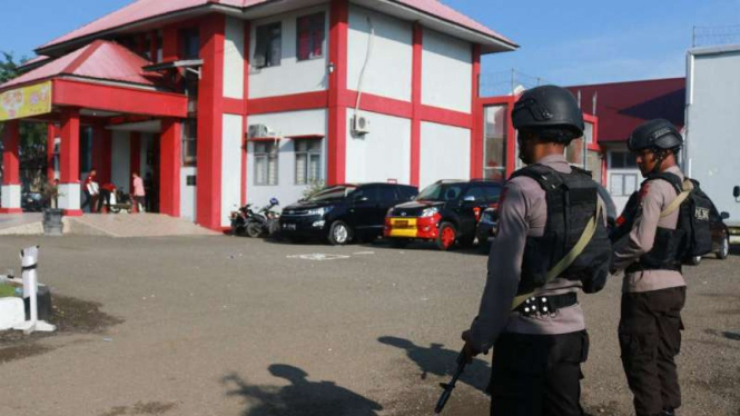 Polisi berjaga di pintu masuk Lapas Kelas II A Banda Aceh di Lambaro setelah 113 napi di lapas itu kabur pada Jumat, 30 November 2018.