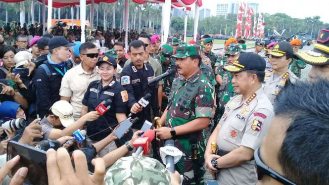 Apel bersama TNI dan Polri digelar di lapangan silang Monas, Jakarta, Jumat, 30 November 2018. 