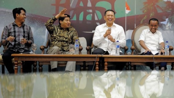 Ketua DPR RI Bambang Soesatyo bersama Pembicara Anggota Komisi XI DPR RI.