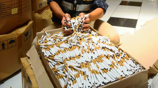 Petugas menunjukkan barang bukti rokok Sigaret Kretek Mesin (SKM) ilegal di kantor Bea dan Cukai Kudus, Jawa Tengah