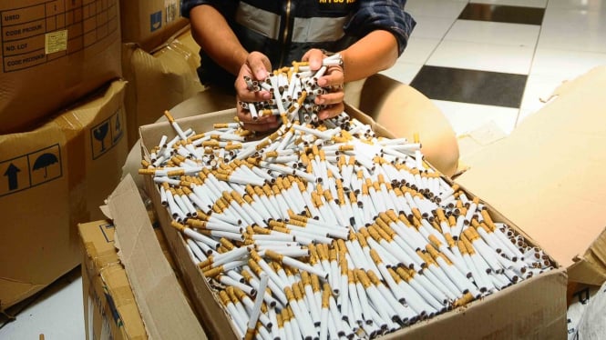 Petugas menunjukkan barang bukti rokok Sigaret Kretek Mesin (SKM) ilegal di kantor Bea dan Cukai Kudus, Jawa Tengah.