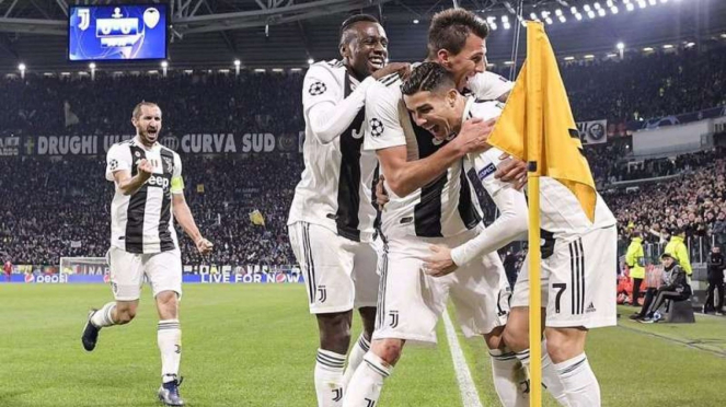 Para pemain Juventus merayakan gol Mario Mandzukic (kedua dari kanan)