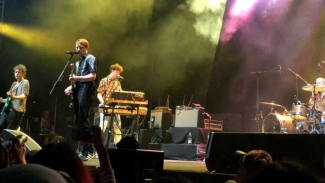 Franz Ferdinand Buka Konser dengan Bahasa Indonesia