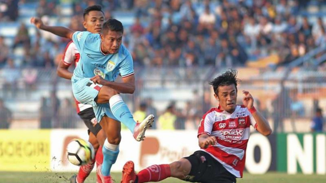 Pertandingan Liga 1 antara Persela Lamongan melawan Madura United