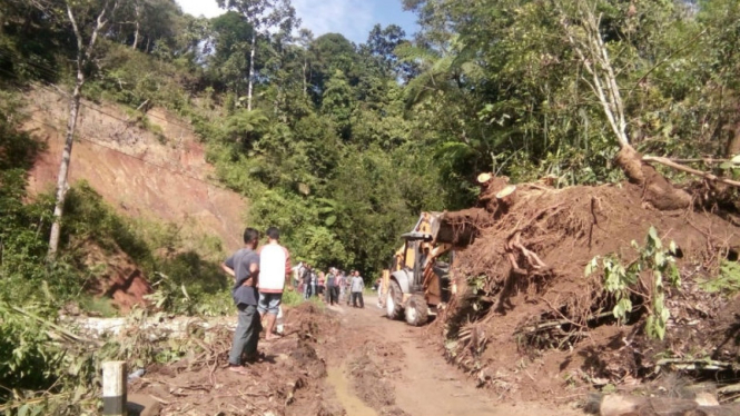 Jalur penghubung Sumatera Barat dan Sumatera Utara tertutup longsor