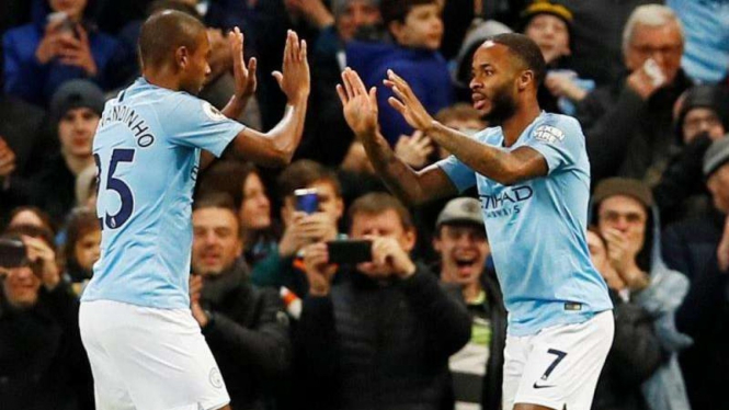Winger Manchester City, Raheem Sterling, (kanan) merayakan gol
