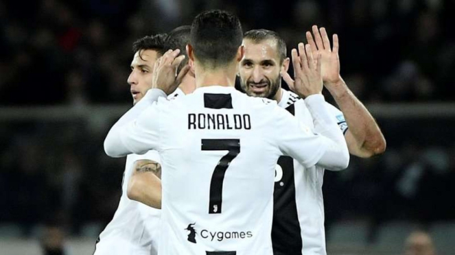 Para pemain Juventus merayakan gol Cristiano Ronaldo ke gawang Fiorentina