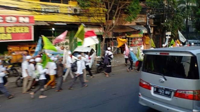 Peserta Aksi Akbar Reuni 212 jalan kaki menuju Monas Jakarta