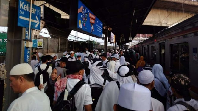 Peserta reuni 212 padati stasiun Tanahabang, Jakarta Pusat.