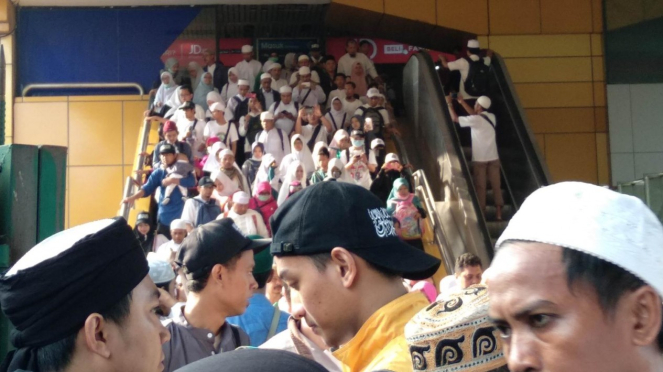 Massa Reuni Aksi Damai 212 di Stasiun Gondangdia