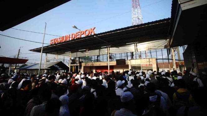 Sejumlah peserta Reuni 212 antre saat membeli tiket KRL di Stasion Depok Lama, Depok, Jawa Barat