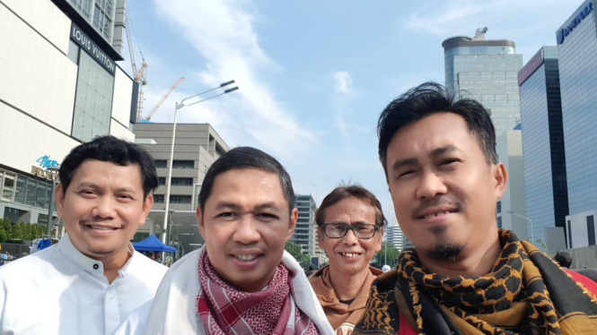 Mantan Presiden PKS, Anis Matta (kedua kiri) ikut menghadiri Reuni 212 di Monas, Jakarta.