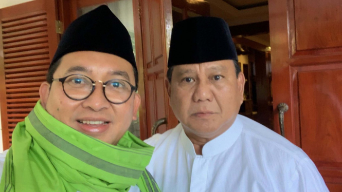 Wakil Ketua DPR RI, Fadli Zon (kiri) bersama calon presiden nomor urut 02, Prabowo Subianto (kanan) bersiap menghadiri Reuni 212 di Monas, Jakarta
