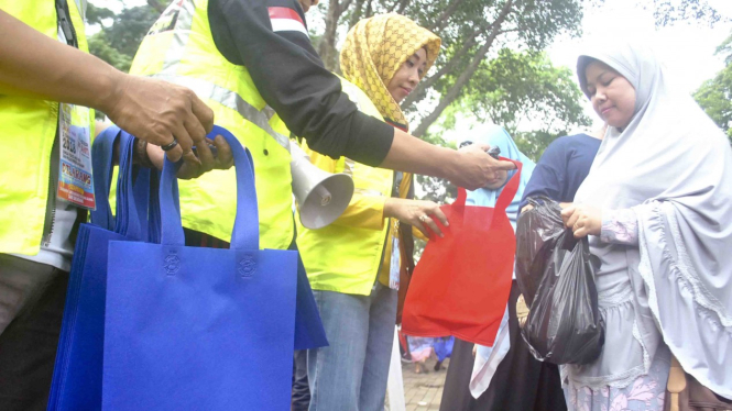 Relawan Konsorsium Peduli Bogor (KPB) membagikan tas guna ulang saat sosialisasi Bogor Anti Kantong Plastik (Antik) di Taman Ekspresi, Kota Bogor, Jawa Barat, Minggu, 25 November 2018.