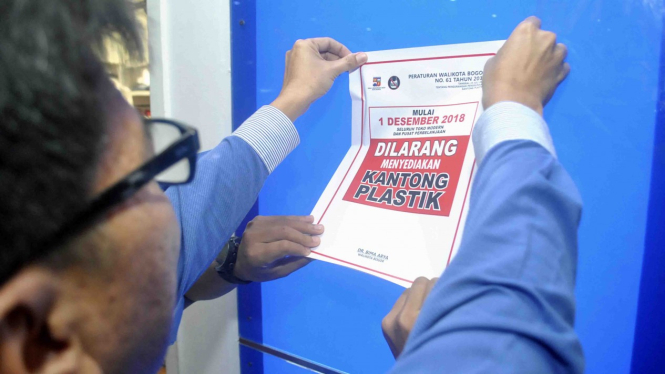 Pengelola supermarket menempel stiker pengumuman penerapan aturan Bogor Tanpa Kantong Plastik (Botak) di Lippo Plaza Ekalokasari, Bogor, Jawa Barat, Sabtu, 1 Desember 2018.