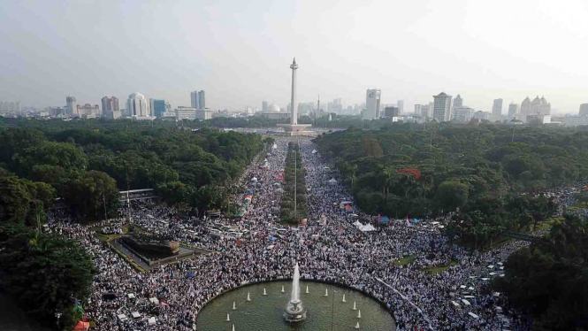 Umat muslim mengikuti aksi reuni 212 di Bundaran Bank Indonesia, Jakarta
