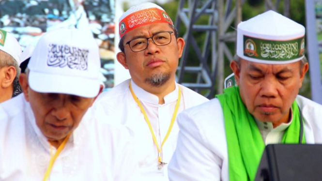 Mantan Gubernur Jawa Barat yang juga fungsionaris PKS, Ahmad Heryawan (tengah) menghadiri Reuni 212 di Monas, Jakarta