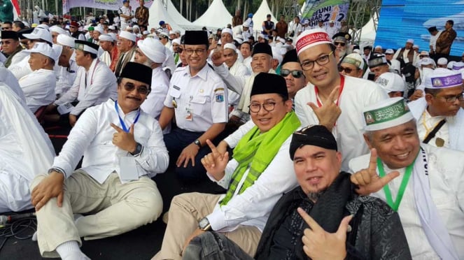 Gubernur DKI Jakarta, Anies Baswedan (kedua kiri), Fadli Zon (tengah), Ahmad Dhani (kedua kanan), dan Adyaksa Dault (kiri) menghadiri Reuni 212 di Monas, Jakarta