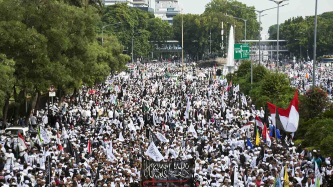 Umat muslim mengikuti aksi reuni 212 di kawasan Jalan MH Thamrin, Jakarta