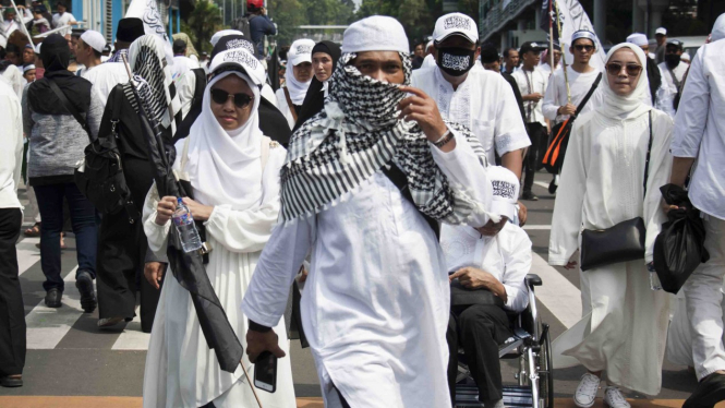 Umat muslim mengikuti aksi reuni 212 di kawasan Jalan MH Thamrin, Jakarta