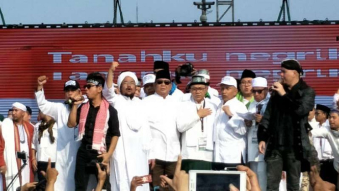 Prabowo Subianto (tengah) saat hadiri Aksi Reuni Akbar 212 di Monas.