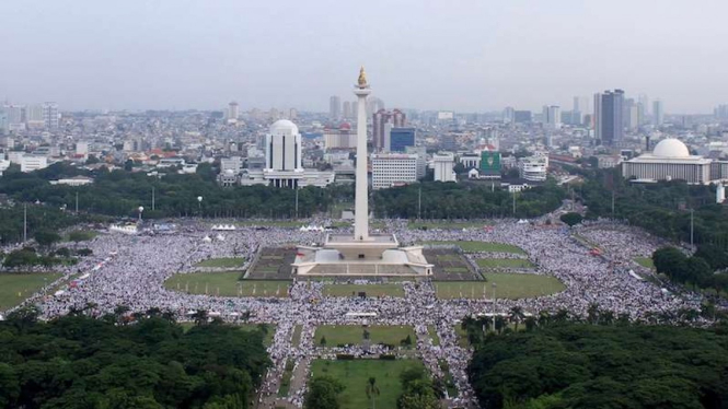 Umat muslim mengikuti aksi reuni 212 di Monas Jakarta, Minggu (2/12/2018).