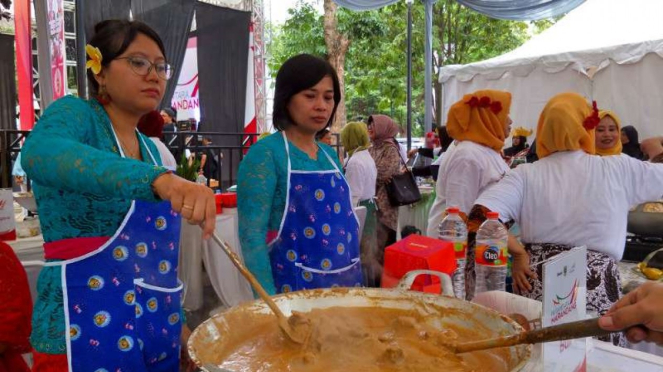 Lomba memasak randang di acara Nusantara Merandang 