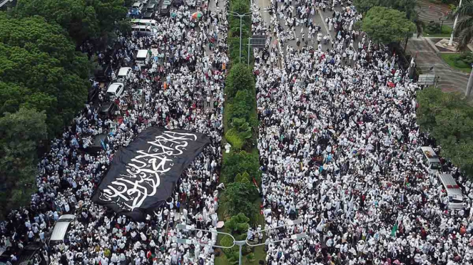 Umat muslim mengikuti aksi reuni 212 di Jalan MH Thamrin, Jakarta