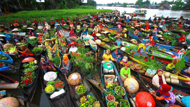 Pedagang Pasar Terapung mengikuti Festival Pasar Terapung Lok Baintan 2018 di Desa Lok Baintan, Kabupaten Banjar, Kalimantan Selatan, Minggu, 2 Desember 2018.