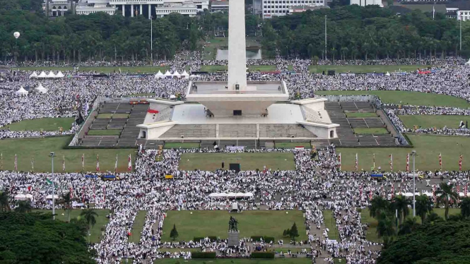 Jutaan umat Islam saat mengikuti aksi reuni 212 di Monas, Jakarta.