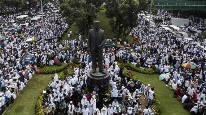 Umat muslim mengikuti aksi reuni 212 di kawasan Jalan Medan Merdeka Selatan, Jakarta