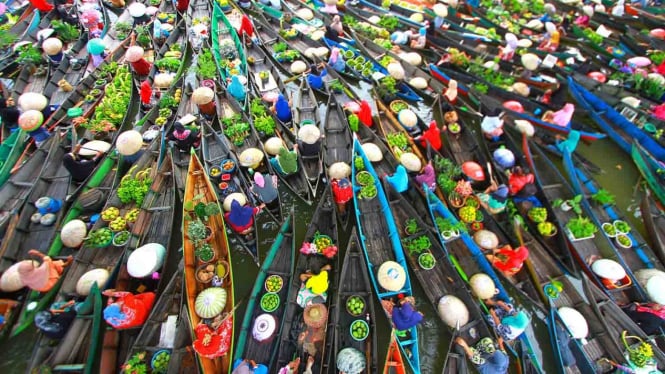 Pedagang Pasar Terapung mengikuti Festival Pasar Terapung Lok Baintan 2018 di Desa Lok Baintan, Kabupaten Banjar, Kalimantan Selatan, Minggu, 2 Desember 2018.