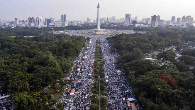 Peserta aksi reuni 212 memadati kawasan Monas di Jakarta, 2 Desember 2018.