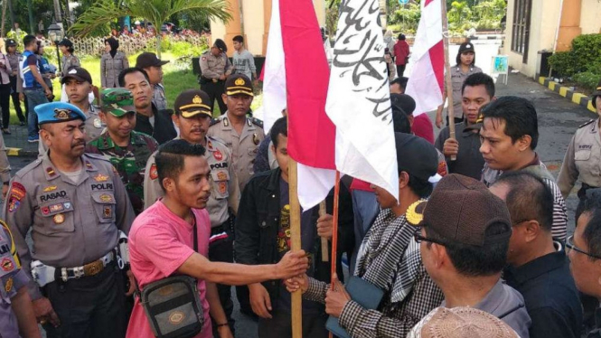 Massa bela tauhid dan cinta pancasila berdamai di Lombok.