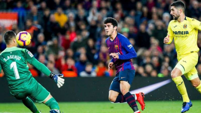 Pemain muda Barcelona, Carles Alena (tengah), mencetak gol ke gawang Villarreal