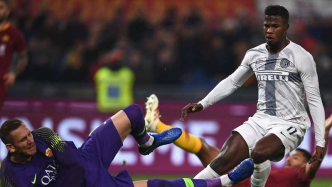 Winger Inter Milan, Keita Balde Diao (kanan), mencetak gol ke gawang AS Roma