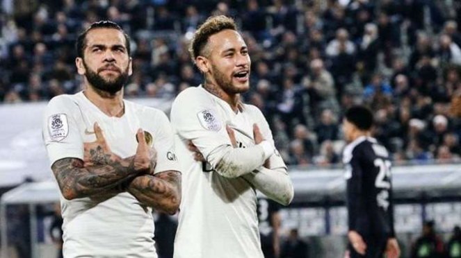 Penyerang Paris Saint-Germain (PSG), Neymar (kanan)