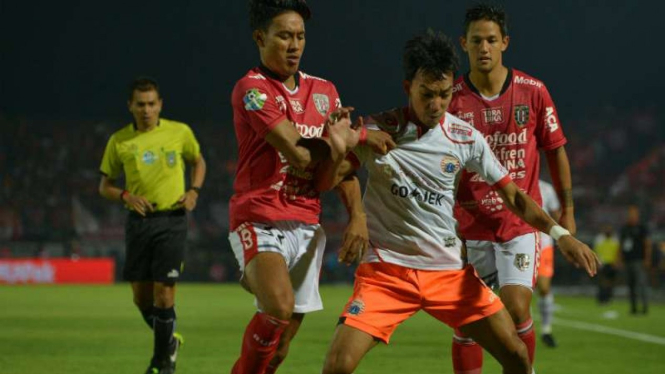 Duel Bali United vs Persija Jakarta.