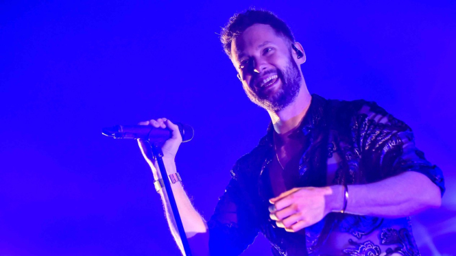 Penyanyi Calum Scott beraksi pada konsernya yang bertajuk 