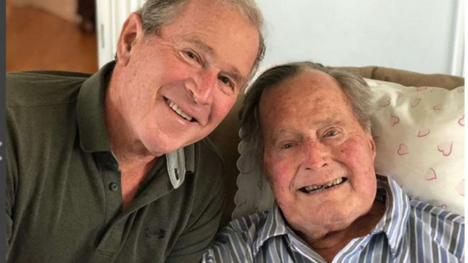 George W. Bush bersama mendiang sang ayah, George H. W Bush