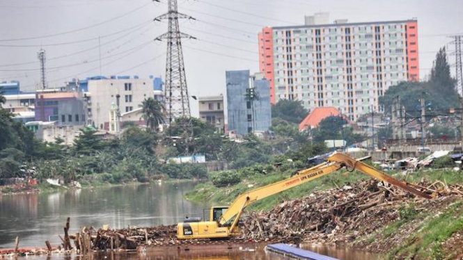 Pembangunan Waduk dan Normalisasi Sungai.