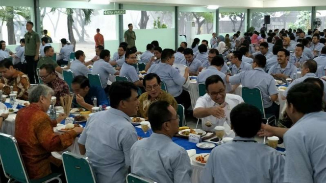 Presiden Jokowi makan siang bersama pekerja pabrik Yamaha